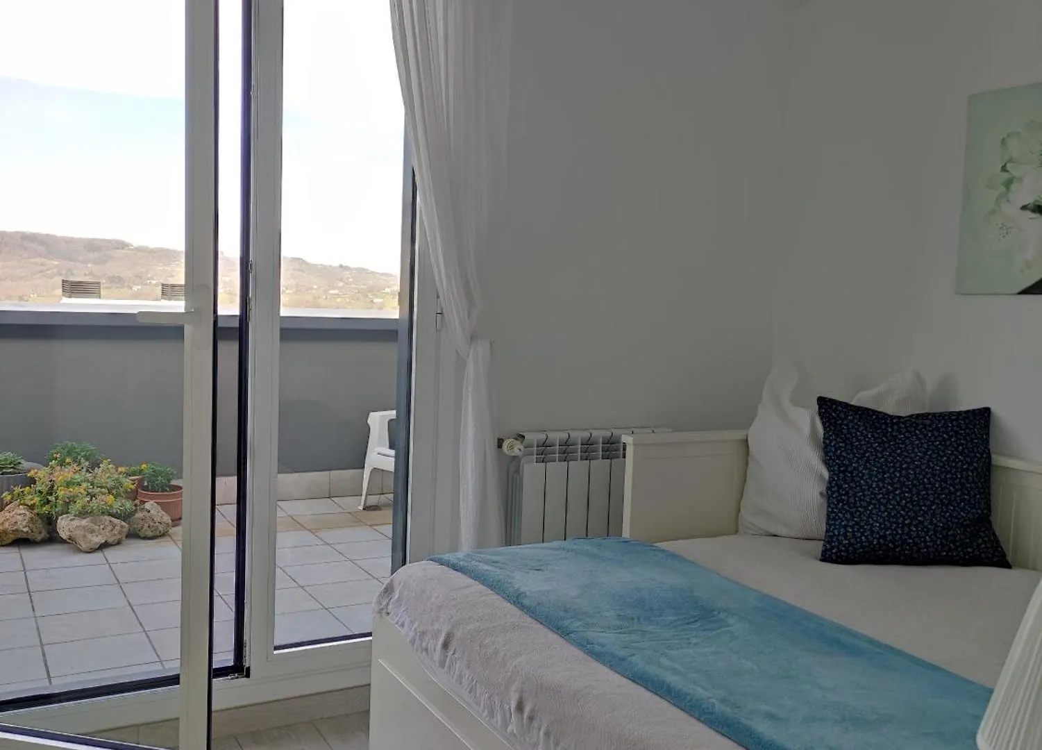 Pequena Habitacion Con Vistas イルン
