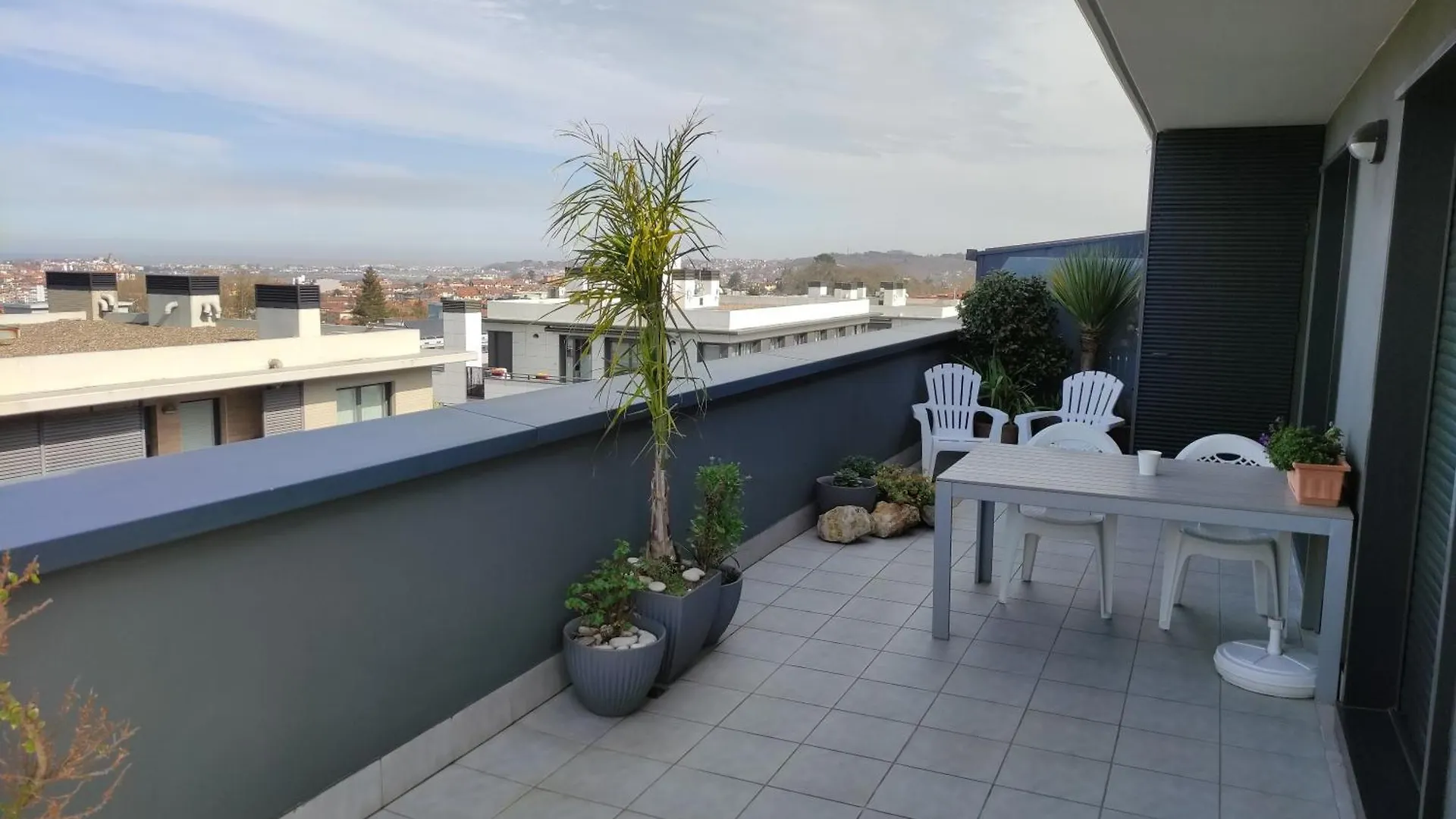 Pequena Habitacion Con Vistas イルン